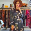 Vestido com gola e botões cinto cruzado e rachas padrão floral fundo preto tecido que não amarrota 