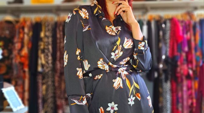 Vestido com gola e botões cinto cruzado e rachas padrão floral fundo preto tecido que não amarrota 