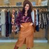 Maria da Charme Fashion Store com saia castanha