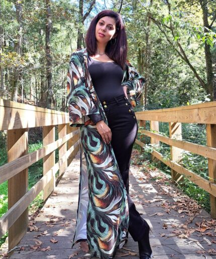 Mulher com roupa preta e um kimono colorido rodeada de árvores