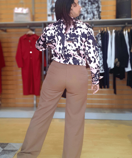 Calça camel com tira brilhante da Foursoul, à venda Charme Store, no Furadouro - Ovar