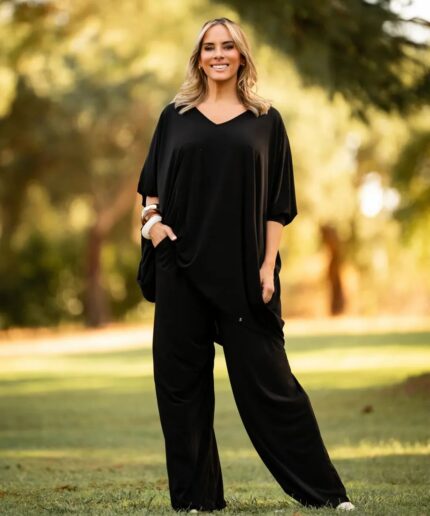 Conjunto tunica oversized e pantalona preto e bordeaux da marca Manuela Moreira, à venda na Charme Store, no Furadouro - Ovar