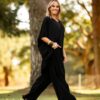 Conjunto tunica oversized e pantalona preto e bordeaux da marca Manuela Moreira, à venda na Charme Store, no Furadouro - Ovar