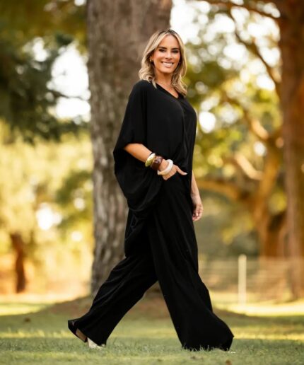 Conjunto tunica oversized e pantalona preto e bordeaux da marca Manuela Moreira, à venda na Charme Store, no Furadouro - Ovar