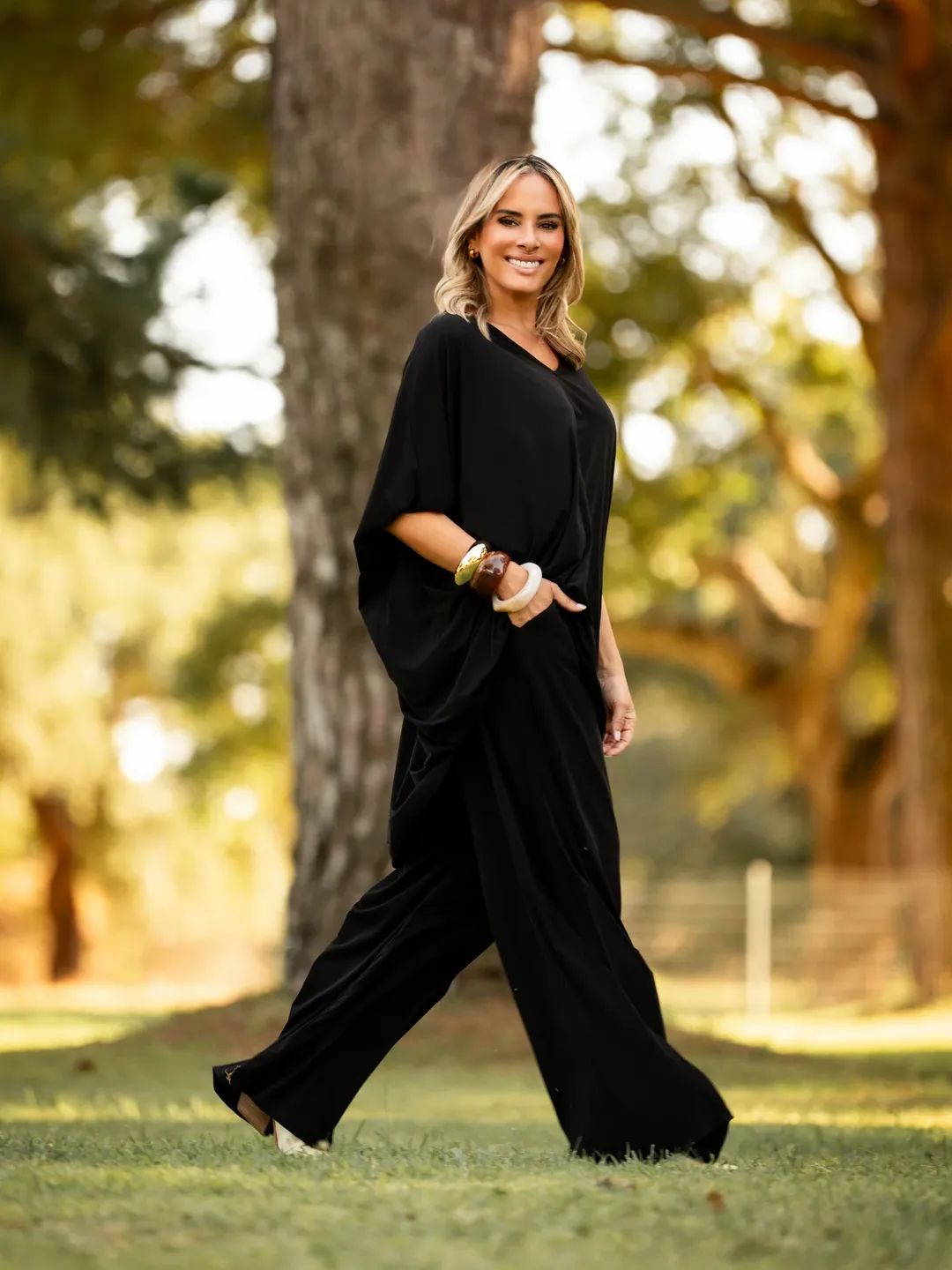 Conjunto tunica oversized e pantalona preto e bordeaux da marca Manuela Moreira, à venda na Charme Store, no Furadouro - Ovar