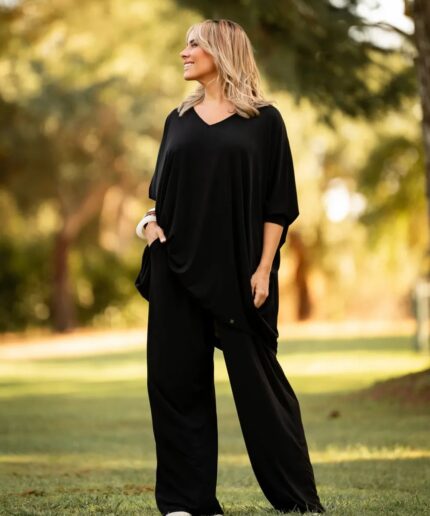 Conjunto tunica oversized e pantalona preto e bordeaux da marca Manuela Moreira, à venda na Charme Store, no Furadouro - Ovar