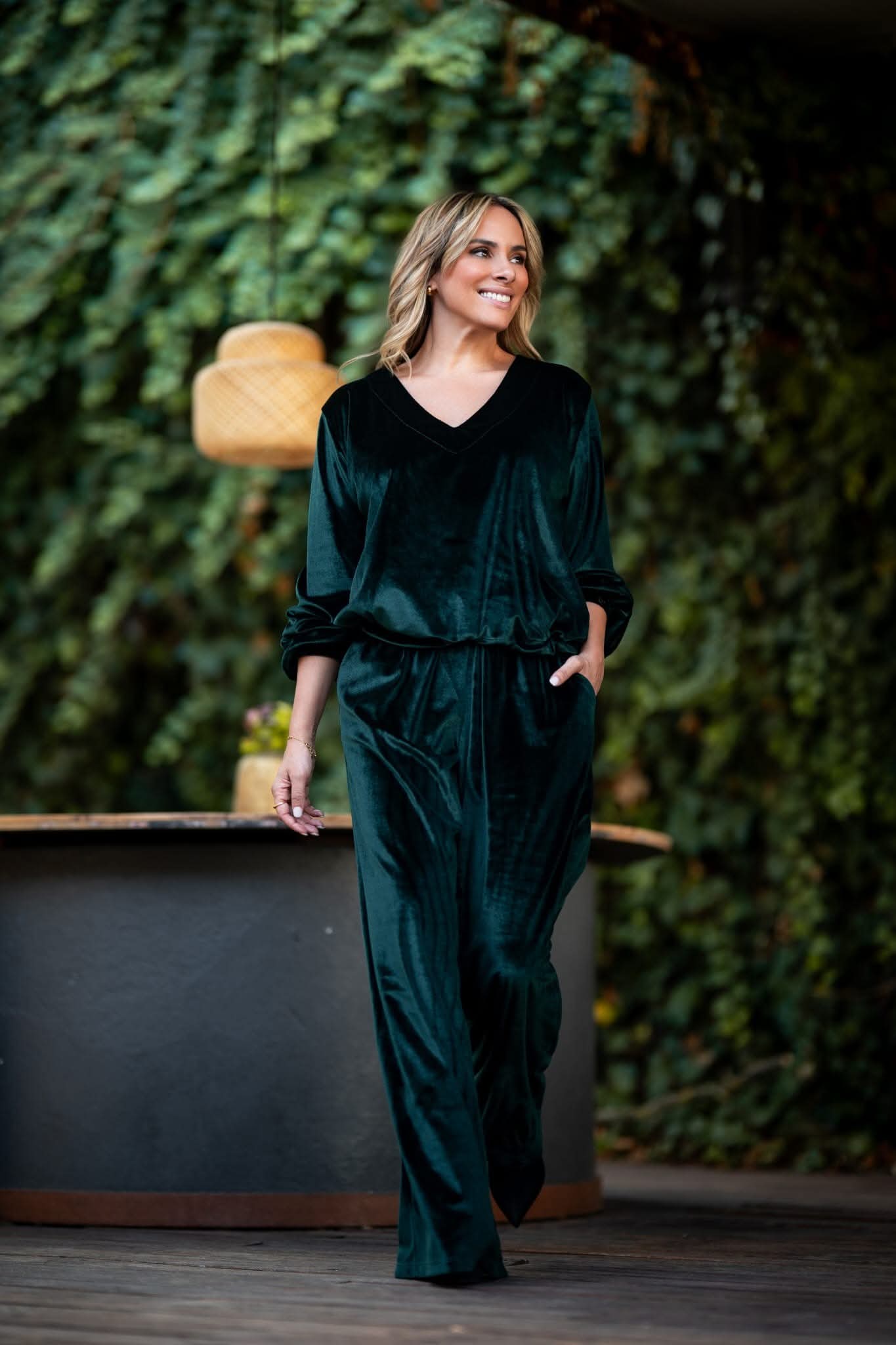 Conjunto de pantalona de veludo verde com camisola, da Manuela Moreira, à venda Charme Store, no Furadouro - Ovar