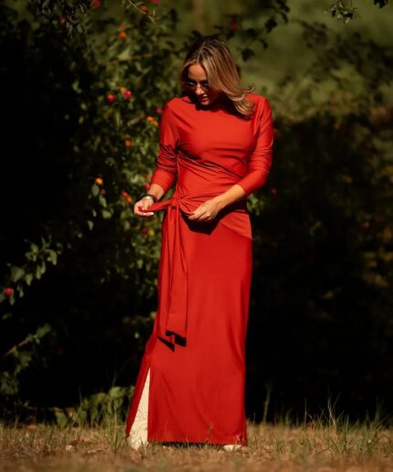 Vestido longo com lenço à cintura, cor telha. Marca Manuela Moreira, à venda na Charme Store, no Furadouro - Ovar