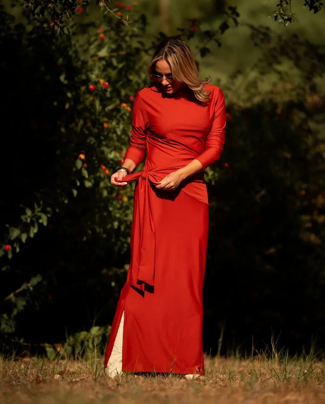 Vestido longo com lenço à cintura, cor telha. Marca Manuela Moreira, à venda na Charme Store, no Furadouro - Ovar
