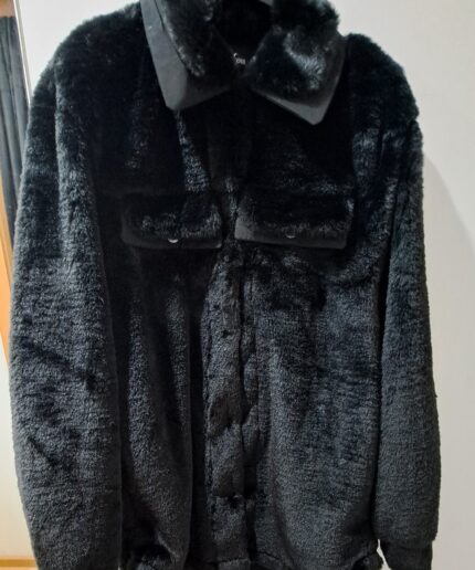 Casaco de pelo da Foursoul, em cor Preto, à venda na Charme Store, na praia do Furadouro, em Ovar