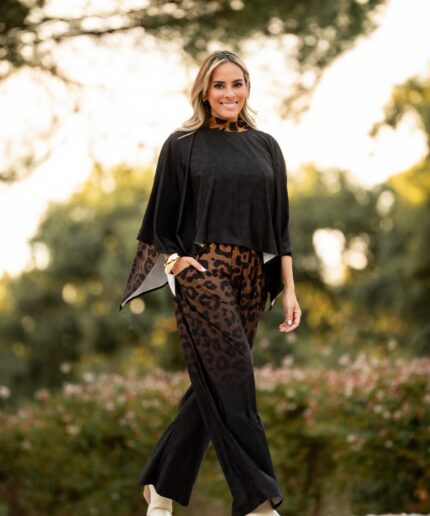 Conjunto de 3 peças com animal print da Manuela Moreira - pantalona, camisola e capa - à venda na Charme Store, no Furadouro - Ovar