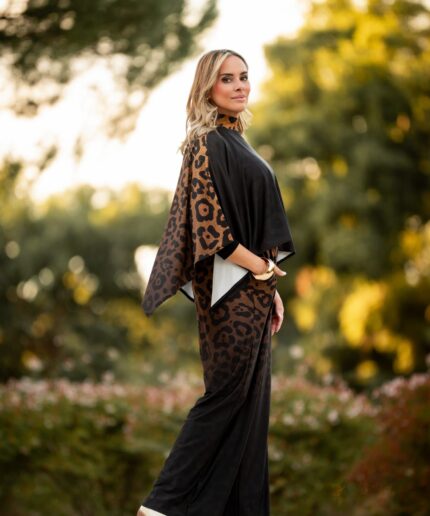 Conjunto de 3 peças com animal print da Manuela Moreira - pantalona, camisola e capa - à venda na Charme Store, no Furadouro - Ovar