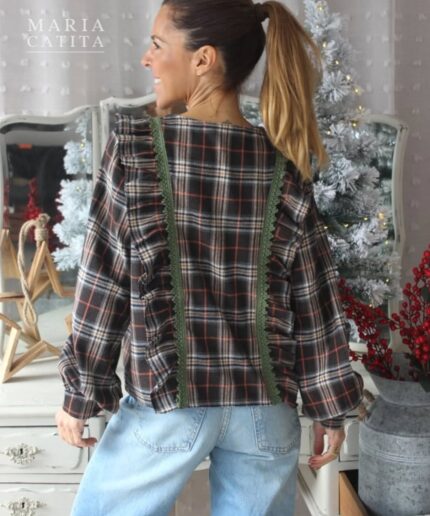 🎄 Blusa Maria Catita em Tartã Blusa Maria Catita em tartã nos tons de castanho, bege e verde, confeccionada em flanela quente, perfeita para os dias mais frios. Com detalhes em verde e um delicado folho, é uma peça bonita, intemporal e cheia de charme. Ideal para festas de Natal e ocasiões especiais, destaca-se pela sua versatilidade e estilo clássico. Inclui uma flor em aplique removível, permitindo personalizar o look conforme a ocasião. ✔️ Tecido: flanela quente e confortável ✔️ Padrão: tartã em tons naturais ✔️ Detalhes: folho e acabamentos em verde ✔️ Aplique: flor removível ✔️ Tamanho: único Uma blusa elegante que combina tradição e modernidade, perfeita para criar looks memoráveis nesta época festiva