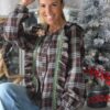 🎄 Blusa Maria Catita em Tartã Blusa Maria Catita em tartã nos tons de castanho, bege e verde, confeccionada em flanela quente, perfeita para os dias mais frios. Com detalhes em verde e um delicado folho, é uma peça bonita, intemporal e cheia de charme. Ideal para festas de Natal e ocasiões especiais, destaca-se pela sua versatilidade e estilo clássico. Inclui uma flor em aplique removível, permitindo personalizar o look conforme a ocasião. ✔️ Tecido: flanela quente e confortável ✔️ Padrão: tartã em tons naturais ✔️ Detalhes: folho e acabamentos em verde ✔️ Aplique: flor removível ✔️ Tamanho: único Uma blusa elegante que combina tradição e modernidade, perfeita para criar looks memoráveis nesta época festiva