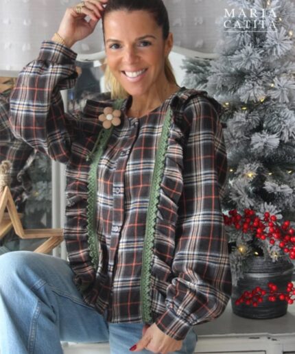 🎄 Blusa Maria Catita em Tartã Blusa Maria Catita em tartã nos tons de castanho, bege e verde, confeccionada em flanela quente, perfeita para os dias mais frios. Com detalhes em verde e um delicado folho, é uma peça bonita, intemporal e cheia de charme. Ideal para festas de Natal e ocasiões especiais, destaca-se pela sua versatilidade e estilo clássico. Inclui uma flor em aplique removível, permitindo personalizar o look conforme a ocasião. ✔️ Tecido: flanela quente e confortável ✔️ Padrão: tartã em tons naturais ✔️ Detalhes: folho e acabamentos em verde ✔️ Aplique: flor removível ✔️ Tamanho: único Uma blusa elegante que combina tradição e modernidade, perfeita para criar looks memoráveis nesta época festiva