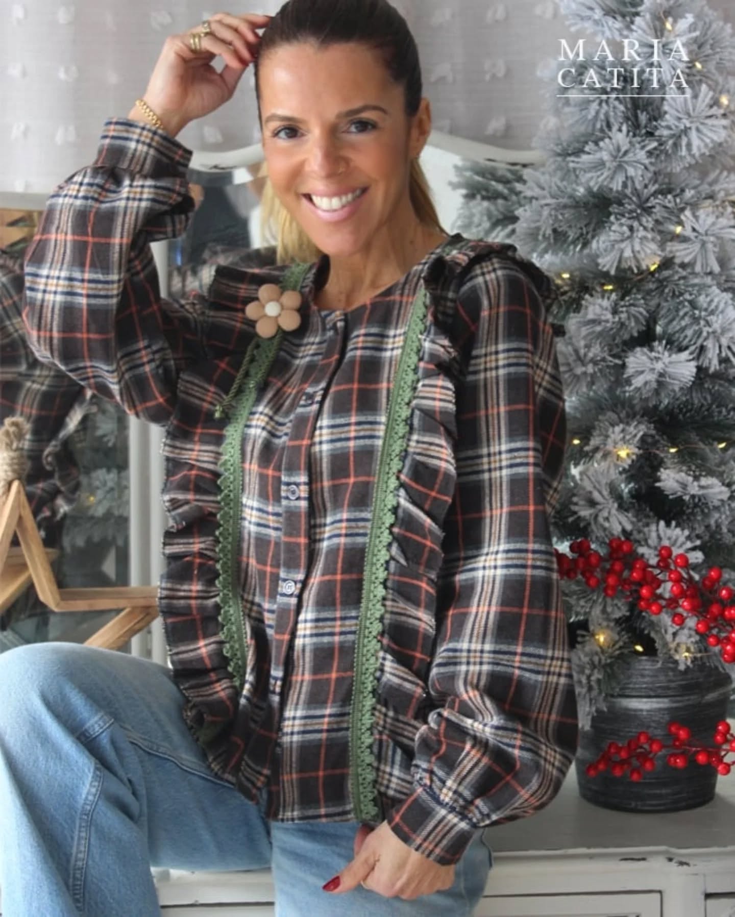 🎄 Blusa Maria Catita em Tartã Blusa Maria Catita em tartã nos tons de castanho, bege e verde, confeccionada em flanela quente, perfeita para os dias mais frios. Com detalhes em verde e um delicado folho, é uma peça bonita, intemporal e cheia de charme. Ideal para festas de Natal e ocasiões especiais, destaca-se pela sua versatilidade e estilo clássico. Inclui uma flor em aplique removível, permitindo personalizar o look conforme a ocasião. ✔️ Tecido: flanela quente e confortável ✔️ Padrão: tartã em tons naturais ✔️ Detalhes: folho e acabamentos em verde ✔️ Aplique: flor removível ✔️ Tamanho: único Uma blusa elegante que combina tradição e modernidade, perfeita para criar looks memoráveis nesta época festiva