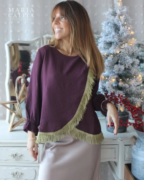 ⚡ FLASH NATAL – MARIA CATITA 🎄 Blusa em Crepe | Bordo Escuro Uma blusa sofisticada e cheia de charme, perfeita para elevar os teus looks de inverno ✨ 🤎 Destaques: • Tecido tipo crepe, fluido e elegante • Cor bordo escuro, intensa e sofisticada • Efeito de trespasse com delicados detalhes de franjas douradas • Mangas com elástico e folho, finalizadas com fita entrançada em contraste • Decote redondo • Aperta atrás com botão em madrepérola, detalhe requintado ✨ Ideal para ocasiões especiais ou para dar um toque elegante ao dia a dia 📏 Tamanho único 🎁 Flash Natal – stock limitado! 👉 Aproveita agora antes que esgote!