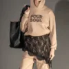 Sweat com Capuz Sweat com capuz e cordão para ajuste na cintura, pensada para um look confortável, moderno e urbano. Confeccionada em 100% algodão, oferece um toque macio, respirável e ideal para o uso diário. Uma peça versátil que alia praticidade e estilo, perfeita para completar conjuntos casuais ou urbanos com personalidade. ✔️ Capuz  ✔️ Cordão na cintura para melhor fitting ✔️ Conforto e qualidade ✔️ Composição: 100% Algodão 👉 Completa o look com as nossas calças modelo militar ou com o nosso bomber.