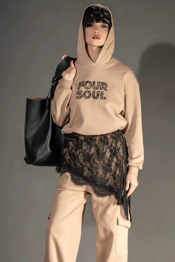 Sweat com Capuz Sweat com capuz e cordão para ajuste na cintura, pensada para um look confortável, moderno e urbano. Confeccionada em 100% algodão, oferece um toque macio, respirável e ideal para o uso diário. Uma peça versátil que alia praticidade e estilo, perfeita para completar conjuntos casuais ou urbanos com personalidade. ✔️ Capuz  ✔️ Cordão na cintura para melhor fitting ✔️ Conforto e qualidade ✔️ Composição: 100% Algodão 👉 Completa o look com as nossas calças modelo militar ou com o nosso bomber.