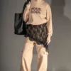 Calças de fato de treino estilo cargo, com bolsos de faca e bolsos laterais. Possuem elástico com ajustadores na bainha, permitindo usar apertadas ou soltas conforme o estilo pretendido. Uma peça versátil e confortável para o dia a dia.