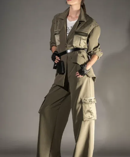 Camiseiro em sarja com fitting oversize e detalhe de bolsos em cetim. Apresenta aplicação de pedras nos ombros, que acrescentam um toque elegante à peça. Ideal para conjugar com looks descontraídos ou mais sofisticados. 