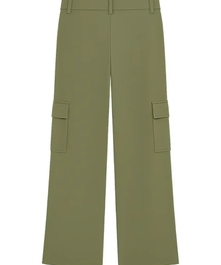 Calças em sarja estilo cargo, com detalhe de bolsos em cetim e transferes aplicados. Com fitting estilo pantalona, unem conforto e elegância num visual moderno e descontraído. A modelo está a vestir o tamanho S. Composição 90% POLIESTER 10% ELASTANO
