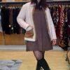 Casaco acolchoado feminino que alia estilo e conforto. Com detalhes em efeito camurça, bolsos grandes forrados a pelo e gola em pelo de cordeiro, é perfeito para enfrentar o frio com elegância. Fecha com fecho frontal, tem ajuste nas mangas e oferece leveza sem perder o calor.