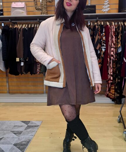 Casaco acolchoado feminino que alia estilo e conforto. Com detalhes em efeito camurça, bolsos grandes forrados a pelo e gola em pelo de cordeiro, é perfeito para enfrentar o frio com elegância. Fecha com fecho frontal, tem ajuste nas mangas e oferece leveza sem perder o calor.