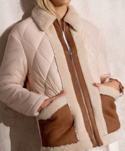 Casaco acolchoado feminino que alia estilo e conforto. Com detalhes em efeito camurça, bolsos grandes forrados a pelo e gola em pelo de cordeiro, é perfeito para enfrentar o frio com elegância. Fecha com fecho frontal, tem ajuste nas mangas e oferece leveza sem perder o calor.