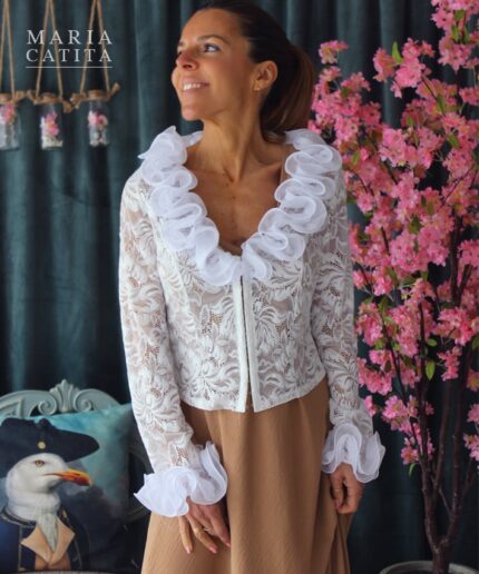 Vestido + casaco renda vestido de alças largas com casaco de renda  Medidas Cava vestido: estica até 53cm casaco renda: cava 47cm Composição: 100% poliéster   Referência:1026011 Preço normal€89,90 EU