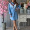 vestido  curto em tencel fresco com botões joia  bolsos e detalhes românticos típico da marca 90% algodão 10% poliester  50 cms de cava a cava