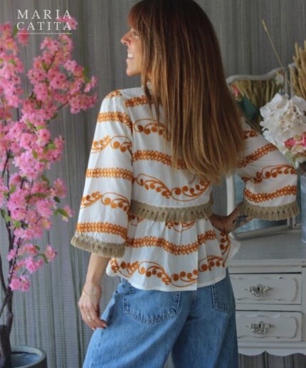 ✨ Detalhes do produto: Blusa estilo boho chic em tom pérola elegante Detalhes em relevo com apontamentos em laranja Encaixe com franjas que acrescenta movimento e estilo Tecido leve e confortável Corte fluido que se adapta ao corpo Ideal para looks casuais ou festivais 💡 Sugestões de uso: Combine com jeans, calções ou saias para um look descontraído e moderno. Perfeita para um estilo boémio com um toque sofisticado. 📏 Tamanho: tem 47 cms cava a cava recomendo s/m 🎨 Cor: Pérola com detalhes laranja 🧺 Cuidados de lavagem: Lavar à mão. Não usar lixívia. Secar ao ar livre.