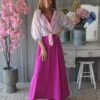 💖 Conjunto 2 Peças Magenta com Camiseiro – Versátil & Elegante Aposte num look moderno e cheio de personalidade com este conjunto de 2 peças, perfeito para criar várias combinações. Pode usar junto para um visual mais sofisticado ou separado para looks versáteis no dia a dia. O conjunto inclui um vestido em malha fria, leve e confortável, combinado com um camiseiro de manga balão com riscas em vários tons, que acrescenta um toque atual e diferenciador. ✨ Detalhes do produto: Conjunto composto por 2 peças (uso conjunto ou separado) Vestido em malha fria, fresco e confortável Decote em V que valoriza o colo Modelo de manga cava (sem mangas) Bolsos laterais funcionais Cor magenta elegante e moderna Camiseiro com padrão de riscas em vários tons Mangas balão para um look moderno e sofisticado Corte fluido e adaptável ao corpo 📏 Tamanho: Único (veste aproximadamente do S ao L) 💡 Sugestões de uso: Use o conjunto completo para um look elegante e impactante ou combine as peças separadamente para criar diferentes estilos. O camiseiro pode ser usado aberto, fechado ou como sobreposição. 🎨 Cor: Magenta + riscas multicolor 🧺 Cuidados de lavagem: Lavar à máquina a frio. Não usar lixívia