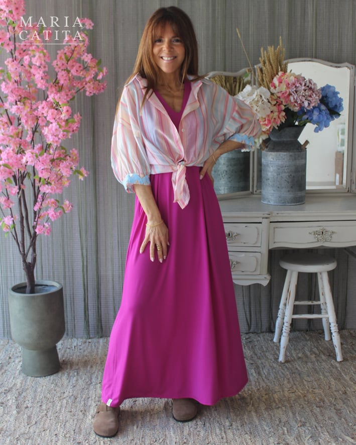 💖 Conjunto 2 Peças Magenta com Camiseiro – Versátil & Elegante Aposte num look moderno e cheio de personalidade com este conjunto de 2 peças, perfeito para criar várias combinações. Pode usar junto para um visual mais sofisticado ou separado para looks versáteis no dia a dia. O conjunto inclui um vestido em malha fria, leve e confortável, combinado com um camiseiro de manga balão com riscas em vários tons, que acrescenta um toque atual e diferenciador. ✨ Detalhes do produto: Conjunto composto por 2 peças (uso conjunto ou separado) Vestido em malha fria, fresco e confortável Decote em V que valoriza o colo Modelo de manga cava (sem mangas) Bolsos laterais funcionais Cor magenta elegante e moderna Camiseiro com padrão de riscas em vários tons Mangas balão para um look moderno e sofisticado Corte fluido e adaptável ao corpo 📏 Tamanho: Único (veste aproximadamente do S ao L) 💡 Sugestões de uso: Use o conjunto completo para um look elegante e impactante ou combine as peças separadamente para criar diferentes estilos. O camiseiro pode ser usado aberto, fechado ou como sobreposição. 🎨 Cor: Magenta + riscas multicolor 🧺 Cuidados de lavagem: Lavar à máquina a frio. Não usar lixívia