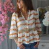✨ Detalhes do produto: Blusa estilo boho chic em tom pérola elegante Detalhes em relevo com apontamentos em laranja Encaixe com franjas que acrescenta movimento e estilo Tecido leve e confortável Corte fluido que se adapta ao corpo Ideal para looks casuais ou festivais 💡 Sugestões de uso: Combine com jeans, calções ou saias para um look descontraído e moderno. Perfeita para um estilo boémio com um toque sofisticado. 📏 Tamanho: tem 47 cms cava a cava recomendo s/m 🎨 Cor: Pérola com detalhes laranja 🧺 Cuidados de lavagem: Lavar à mão. Não usar lixívia. Secar ao ar livre.