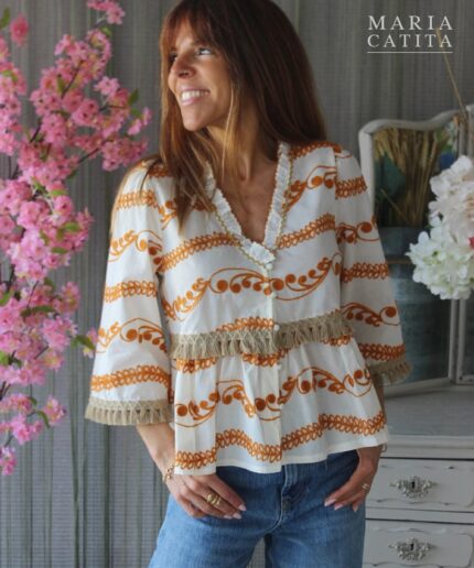 ✨ Detalhes do produto: Blusa estilo boho chic em tom pérola elegante Detalhes em relevo com apontamentos em laranja Encaixe com franjas que acrescenta movimento e estilo Tecido leve e confortável Corte fluido que se adapta ao corpo Ideal para looks casuais ou festivais 💡 Sugestões de uso: Combine com jeans, calções ou saias para um look descontraído e moderno. Perfeita para um estilo boémio com um toque sofisticado. 📏 Tamanho: tem 47 cms cava a cava recomendo s/m 🎨 Cor: Pérola com detalhes laranja 🧺 Cuidados de lavagem: Lavar à mão. Não usar lixívia. Secar ao ar livre.