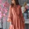 Vestido Curto Pessego com Detalhes Românticos Delicado e cheio de charme, este vestido curto em tom pessego é a escolha perfeita para um look feminino e leve. Os seus detalhes românticos e o corte fluido tornam-no ideal para diversas ocasiões, desde passeios até eventos especiais. ✨ Detalhes do produto: Vestido curto em tom laranja vibrante Encaixes que valorizam o design e a silhueta Mangas largas para maior conforto e movimento Detalhes românticos que acrescentam um toque delicado Tecido suave e agradável ao toque Com forro interior para maior conforto e segurança Corte leve e fluido 💡 Sugestões de uso: Combine com sandálias para um look casual ou com salto e acessórios delicados para uma ocasião mais especial. 🎨 Cor: pessego 🧺 Cuidados de lavagem: Lavar à máquina a frio. Não us
