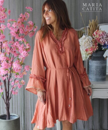 Vestido Curto Pessego com Detalhes Românticos Delicado e cheio de charme, este vestido curto em tom pessego é a escolha perfeita para um look feminino e leve. Os seus detalhes românticos e o corte fluido tornam-no ideal para diversas ocasiões, desde passeios até eventos especiais. ✨ Detalhes do produto: Vestido curto em tom laranja vibrante Encaixes que valorizam o design e a silhueta Mangas largas para maior conforto e movimento Detalhes românticos que acrescentam um toque delicado Tecido suave e agradável ao toque Com forro interior para maior conforto e segurança Corte leve e fluido 💡 Sugestões de uso: Combine com sandálias para um look casual ou com salto e acessórios delicados para uma ocasião mais especial. 🎨 Cor: pessego 🧺 Cuidados de lavagem: Lavar à máquina a frio. Não us