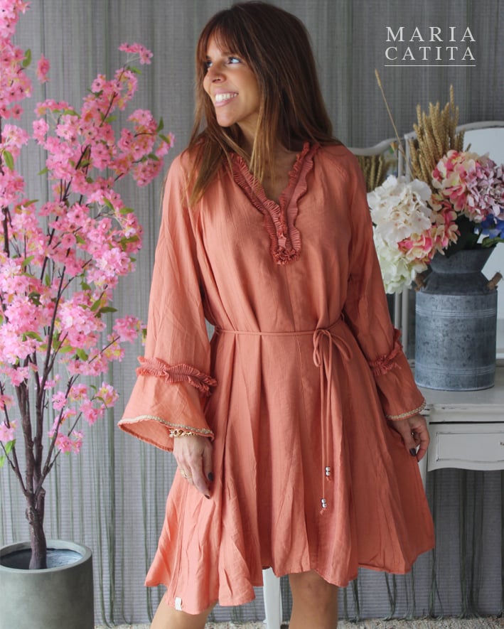 Vestido Curto Pessego com Detalhes Românticos Delicado e cheio de charme, este vestido curto em tom pessego é a escolha perfeita para um look feminino e leve. Os seus detalhes românticos e o corte fluido tornam-no ideal para diversas ocasiões, desde passeios até eventos especiais. ✨ Detalhes do produto: Vestido curto em tom laranja vibrante Encaixes que valorizam o design e a silhueta Mangas largas para maior conforto e movimento Detalhes românticos que acrescentam um toque delicado Tecido suave e agradável ao toque Com forro interior para maior conforto e segurança Corte leve e fluido 💡 Sugestões de uso: Combine com sandálias para um look casual ou com salto e acessórios delicados para uma ocasião mais especial. 🎨 Cor: pessego 🧺 Cuidados de lavagem: Lavar à máquina a frio. Não us