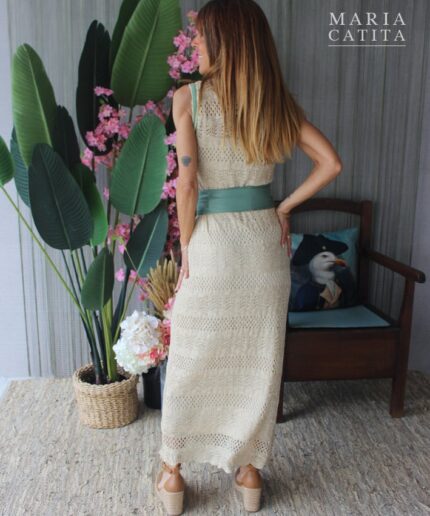 Vestido feminino em crochê, confeccionado com delicado fio de lurex que confere um leve brilho e sofisticação à peça. Modelo de comprimento midi, com caimento elegante e confortável, ideal para diversas ocasiões — desde eventos casuais até produções mais elaboradas. Acompanha cinto do mesmo tecido, que valoriza a silhueta e permite ajuste na cintura, destacando ainda mais o visual. Possui acabamento artesanal com padrão rendado, trazendo charme e exclusividade. Detalhes do produto: Marca: Maria Catita Tamanho: S Material: Crochê com fio de lurex Comprimento: Midi Acompanha cinto Modelagem confortável e feminina Perfeito para quem busca um look sofisticado, leve e atemporal.