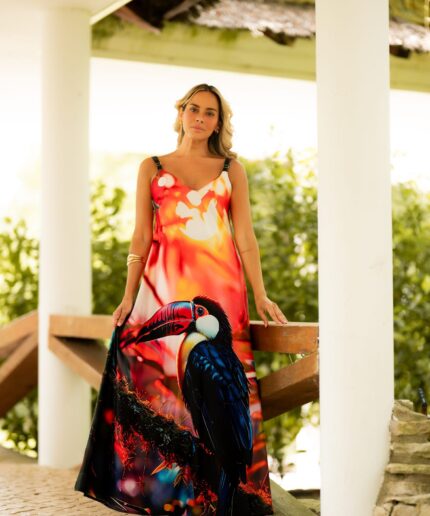 Elegância contemporânea e sofisticação unem-se neste deslumbrante vestido longo dealças ajustaveis , com estampado em tons quentes e acabamento sofisticado. Confeccionado em malha fria premium, proporciona um toque suave, excelente caimento e máximo conforto ao longo do dia. O design fluido valoriza a silhueta com leveza e modernidade, tornando esta peça perfeita para  férias ou ocasiões de verão. Destaques: Confeccionado em malha fria premium Tecido leve, fresco e confortável Estampa tropical tucano Caimento fluido e sofisticado Uma peça exclusiva para mulheres que procuram elegância, conforto e estilo sofisticado em qualquer ocasião.
