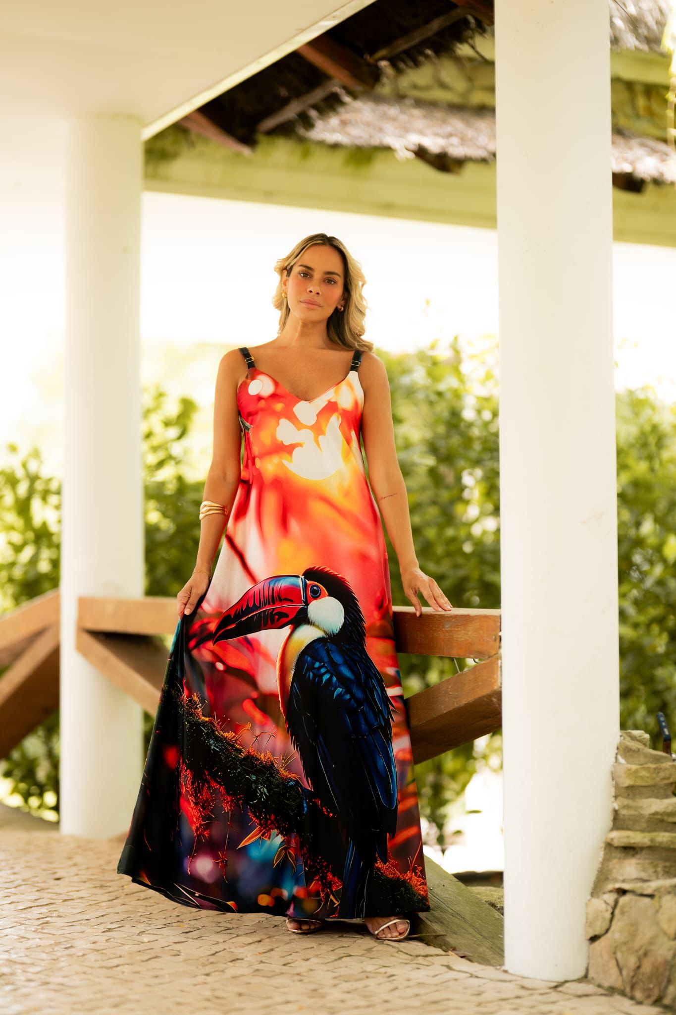 Elegância contemporânea e sofisticação unem-se neste deslumbrante vestido longo dealças ajustaveis , com estampado em tons quentes e acabamento sofisticado. Confeccionado em malha fria premium, proporciona um toque suave, excelente caimento e máximo conforto ao longo do dia. O design fluido valoriza a silhueta com leveza e modernidade, tornando esta peça perfeita para  férias ou ocasiões de verão. Destaques: Confeccionado em malha fria premium Tecido leve, fresco e confortável Estampa tropical tucano Caimento fluido e sofisticado Uma peça exclusiva para mulheres que procuram elegância, conforto e estilo sofisticado em qualquer ocasião.