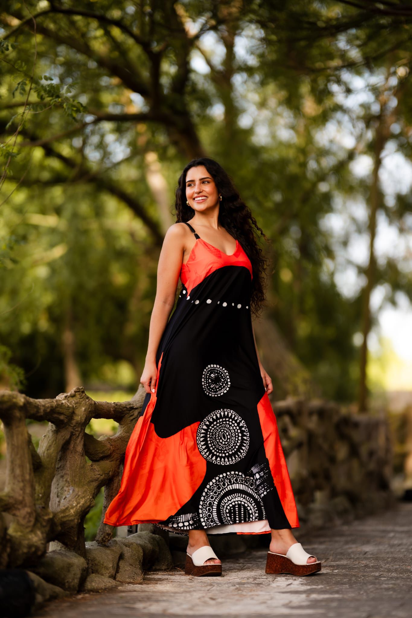 Elegância contemporânea e sofisticação unem-se neste deslumbrante vestido longo de alças ajustáveis , com estampado em tons quentes e acabamento sofisticado. Confeccionado em malha fria premium, proporciona um toque suave, excelente caimento e máximo conforto ao longo do dia. O design fluido valoriza a silhueta com leveza e modernidade, tornando esta peça perfeita para  férias ou ocasiões de verão. Destaques: Confeccionado em malha fria premium Tecido leve, fresco e confortável Estampa abstrata preto laranja e branco Caimento fluido e sofisticado Uma peça exclusiva para mulheres que procuram elegância, conforto e estilo sofisticado em qualquer ocasião.